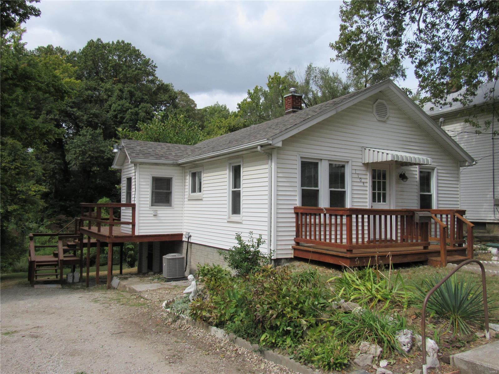 1104 Rixon Street Alton, IL 62002 - Photo 2 of 20 Gallery Image 2