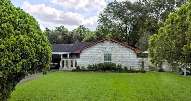 a view of a house with backyard and garden