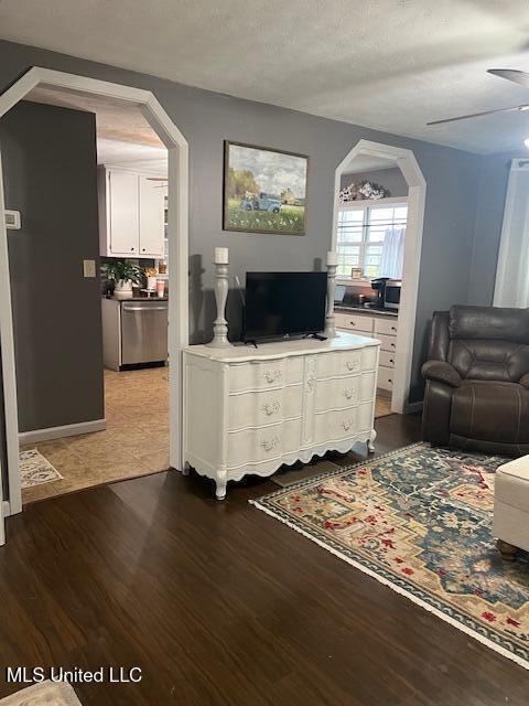 5398 Scotland Road Bentonia, MS 39040 - Photo 28 of 38 Living Room