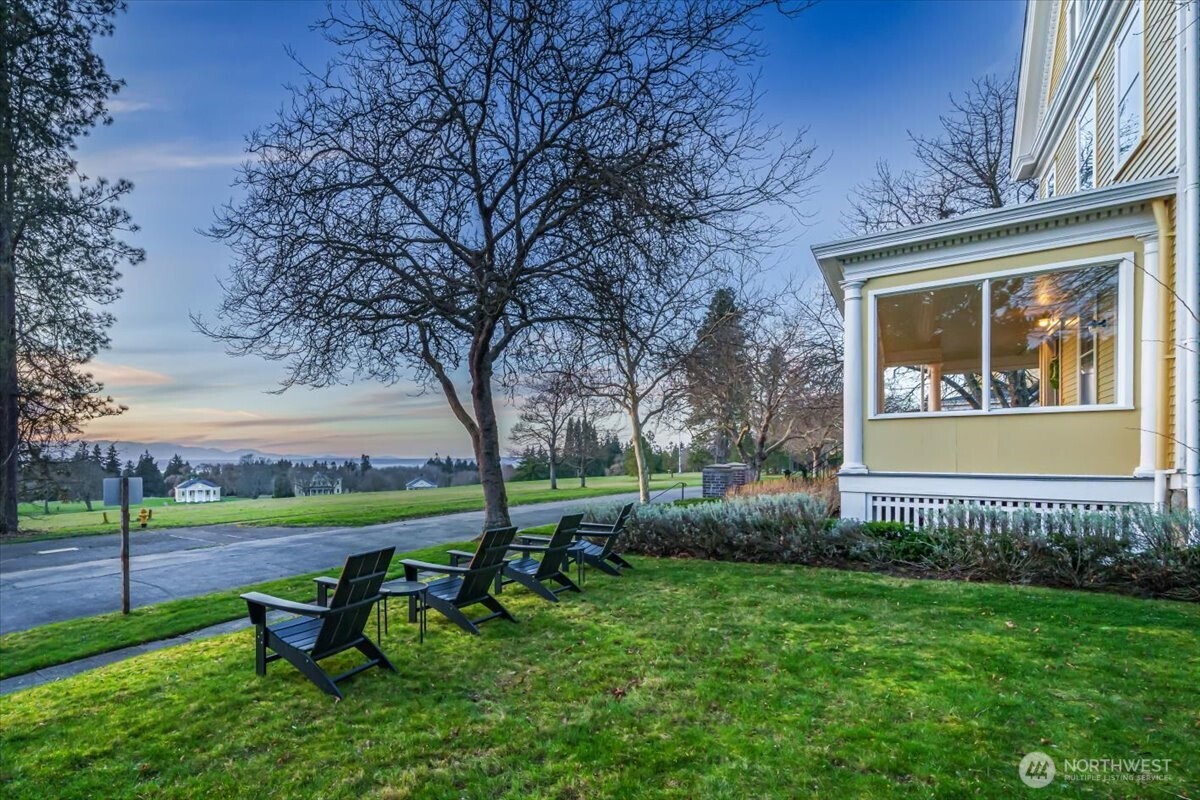 4200 Washington Avenue Seattle, WA 98199 - Photo 36 of 40 a view of a table and chairs in the garden