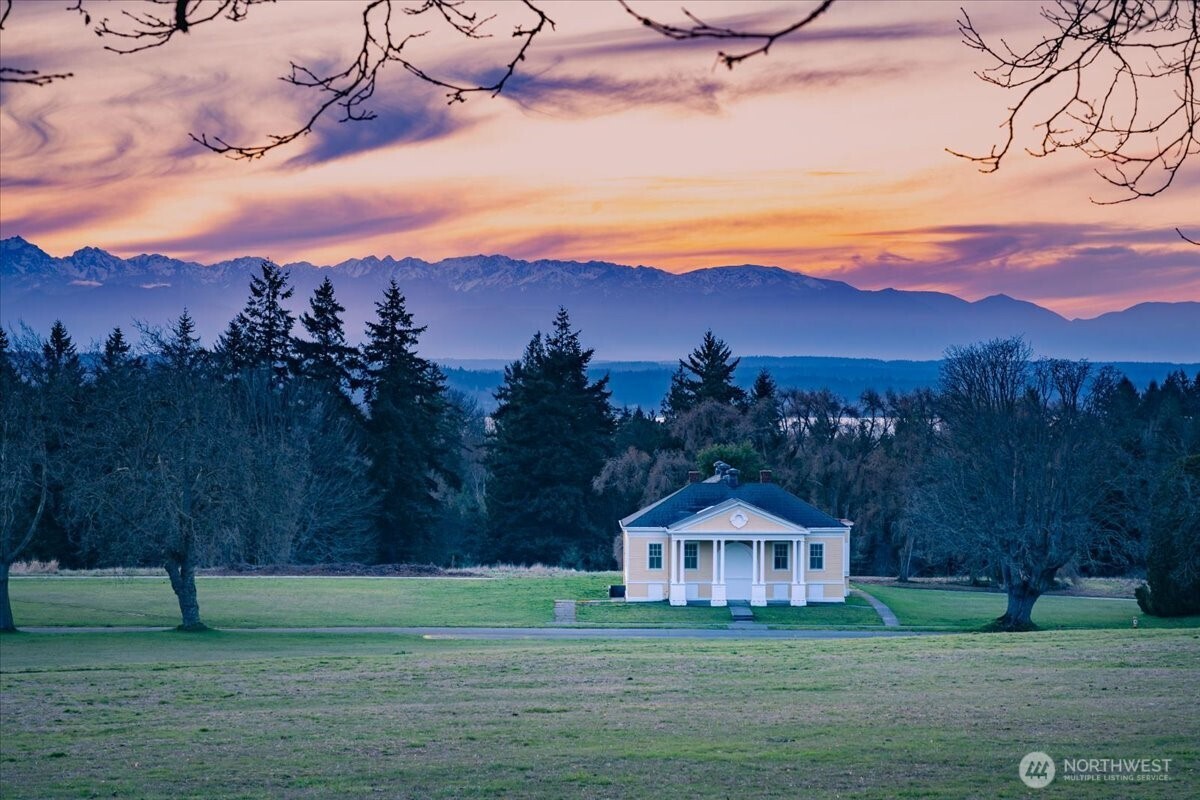 4200 Washington Avenue Seattle, WA 98199 - Photo 37 of 40 a front view of a house with a yard