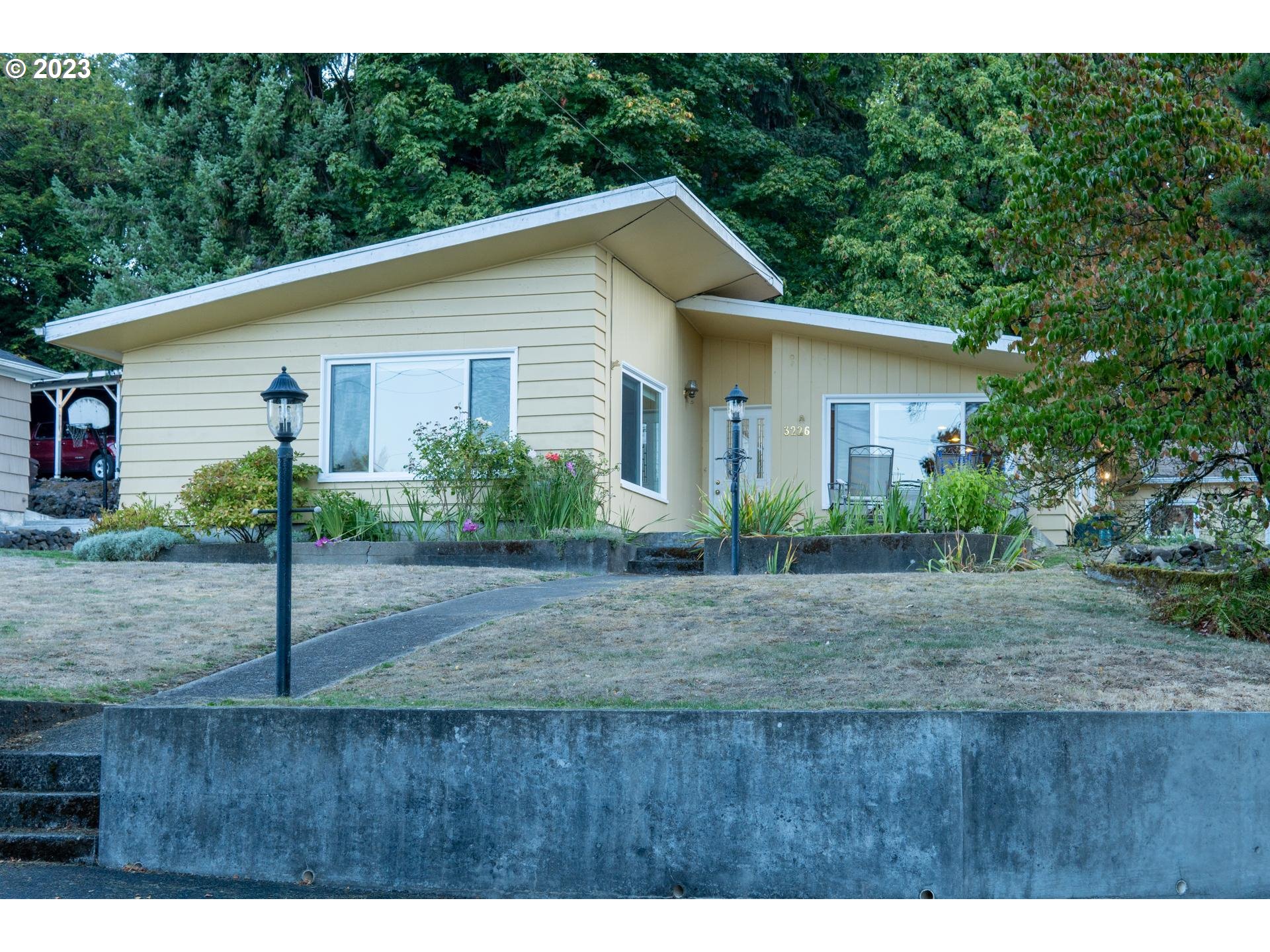 3226 Pacific Way Longview, WA 98632 - Photo 2 of 32 Gallery Image 2