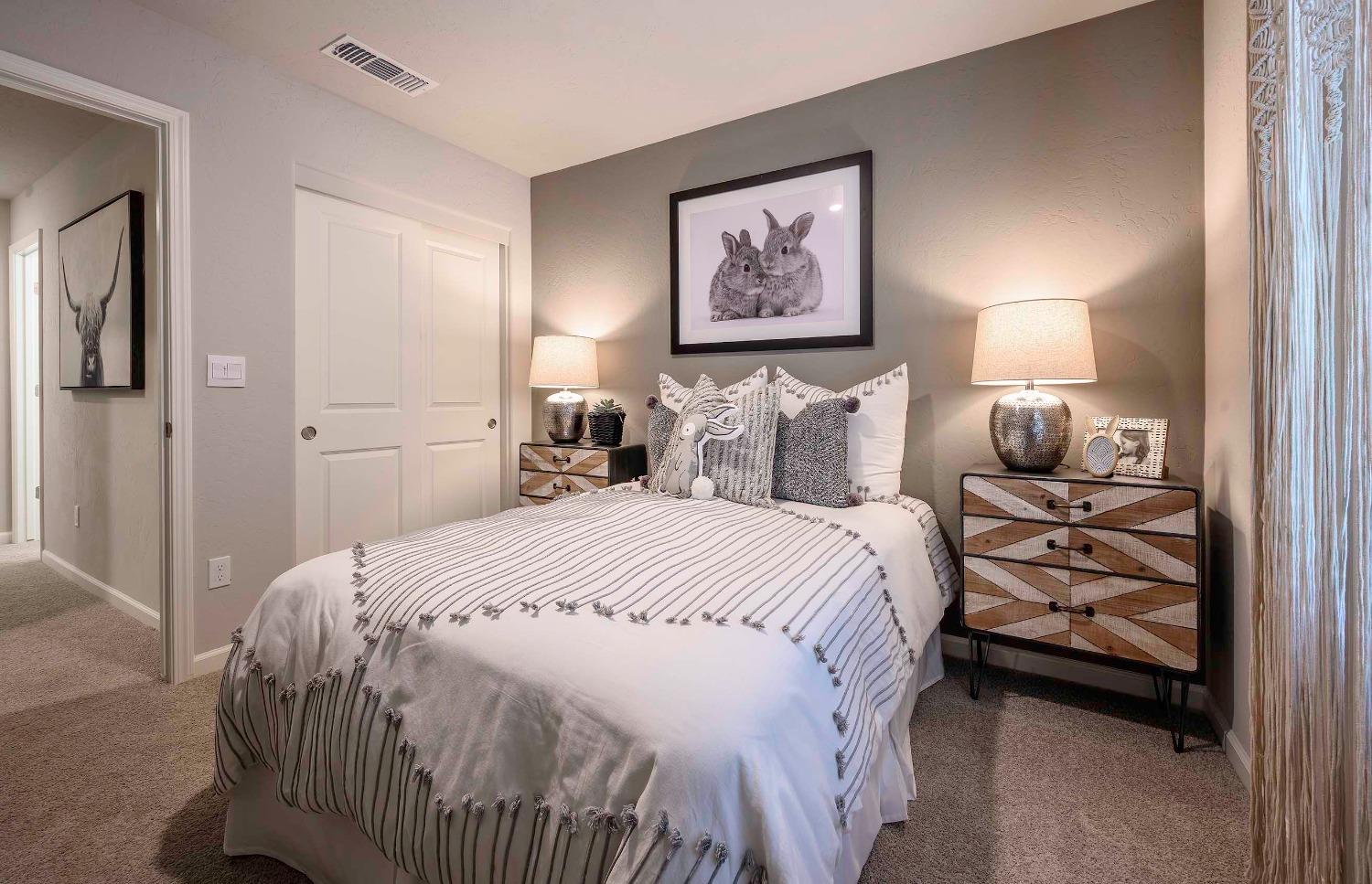 1553 Seneca Drive, Unit 86 Madera, CA 93637 - Photo 16 of 21 a bedroom with a bed and a painting on the wall