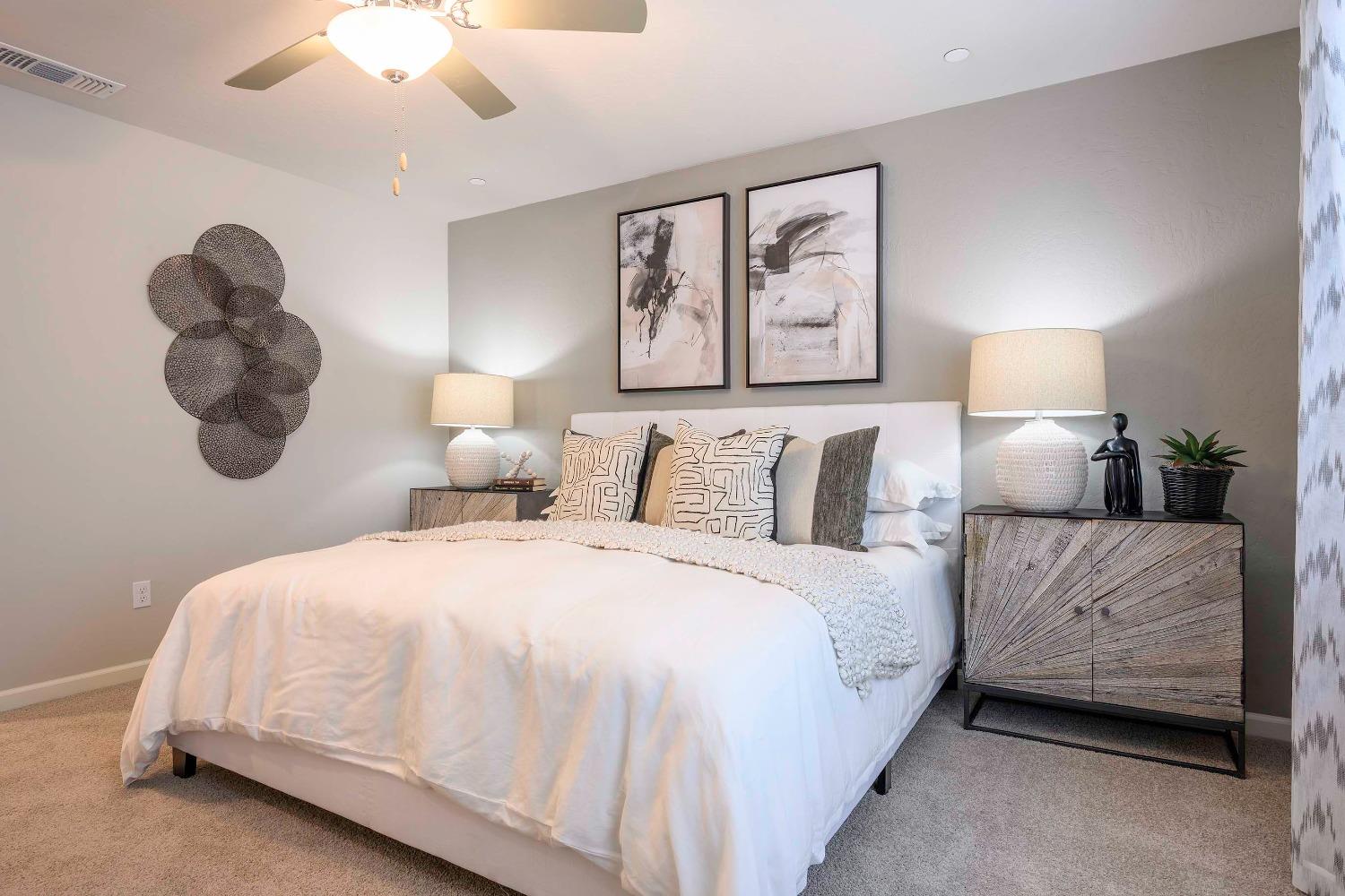 1553 Seneca Drive, Unit 86 Madera, CA 93637 - Photo 10 of 21 a spacious bedroom with a bed and painting on the wall