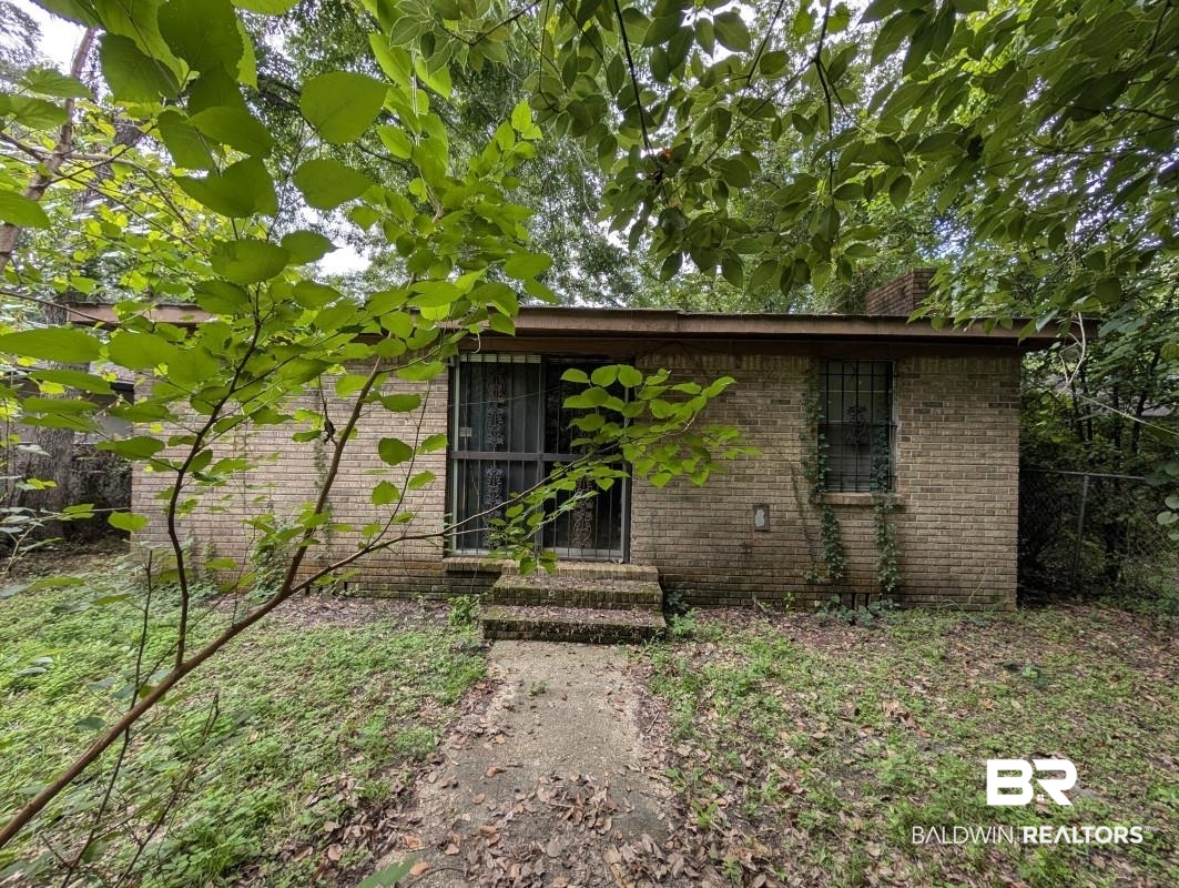 1722 McCants Avenue Mobile, AL 36610 - Photo 2 of 6 Brick exterior residence featuring a flat roofline