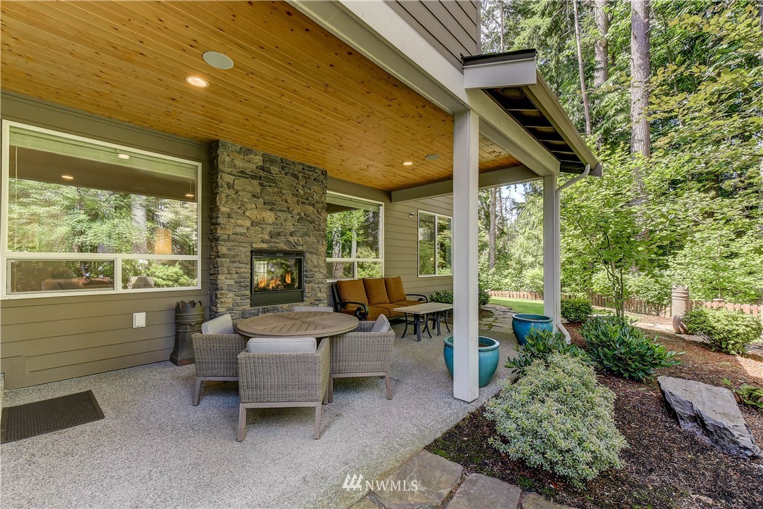 1607 233rd Street Southeast Bothell, WA 98021 - Photo 35 of 36 a outdoor space with the couches and dining table with the garden view