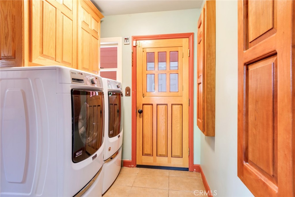 2886 McAllister Street Riverside, CA 92503 - Photo 16 of 47 Laundry off kitchen