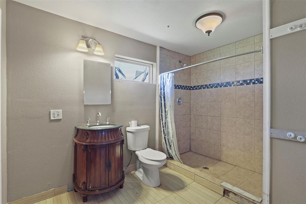 1556 John Wayne Road Kaufman, TX 75142 - Photo 27 of 33 a bathroom with a toilet a sink and shower