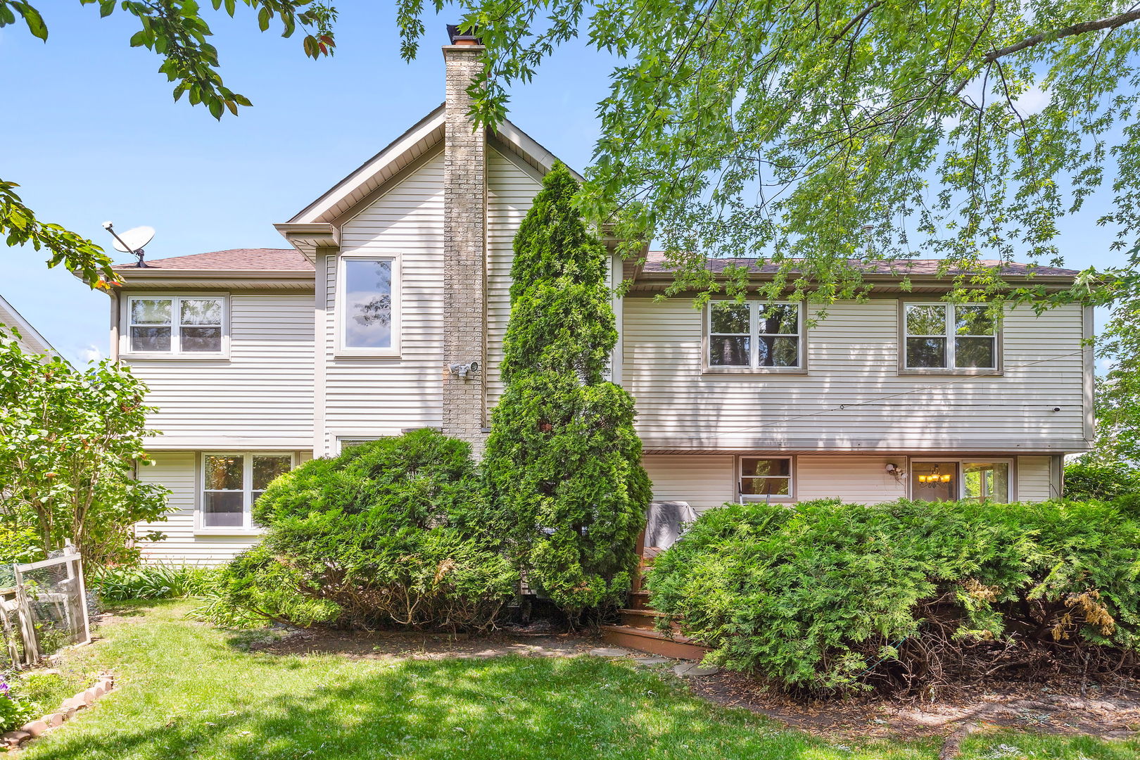 497 Farm Bridge Road Lake Zurich, IL 60047 - Photo 21 of 27 front view of a house with a yard