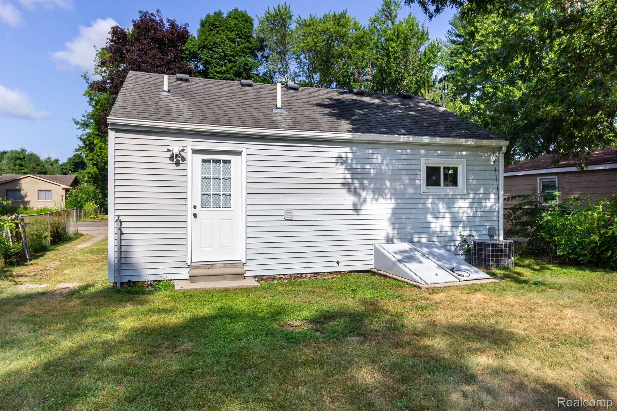 2559 Harrison Avenue Rochester, MI 48307 - Photo 28 of 32 Rear exterior and basement entry