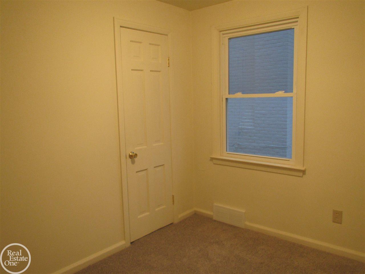 1323 Hampton Road Grosse Pointe, MI 48236 - Photo 24 of 40 31365598-23.JPG
