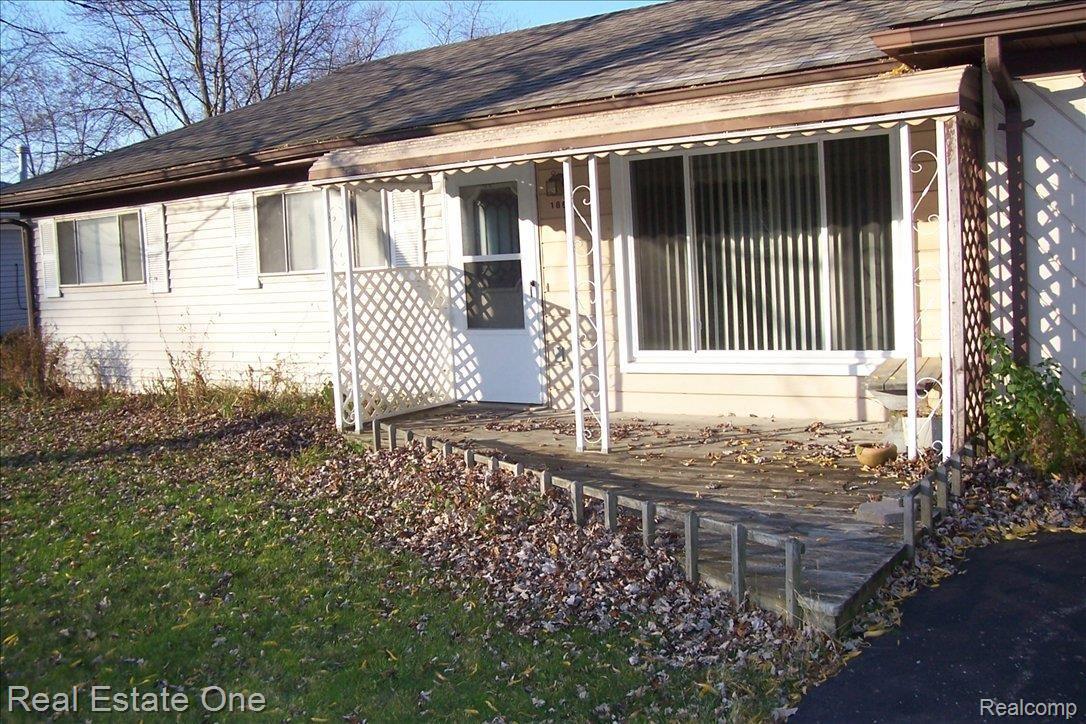 1866 Henbert Road West Bloomfield, MI 48324 - Photo 2 of 17 front porch
