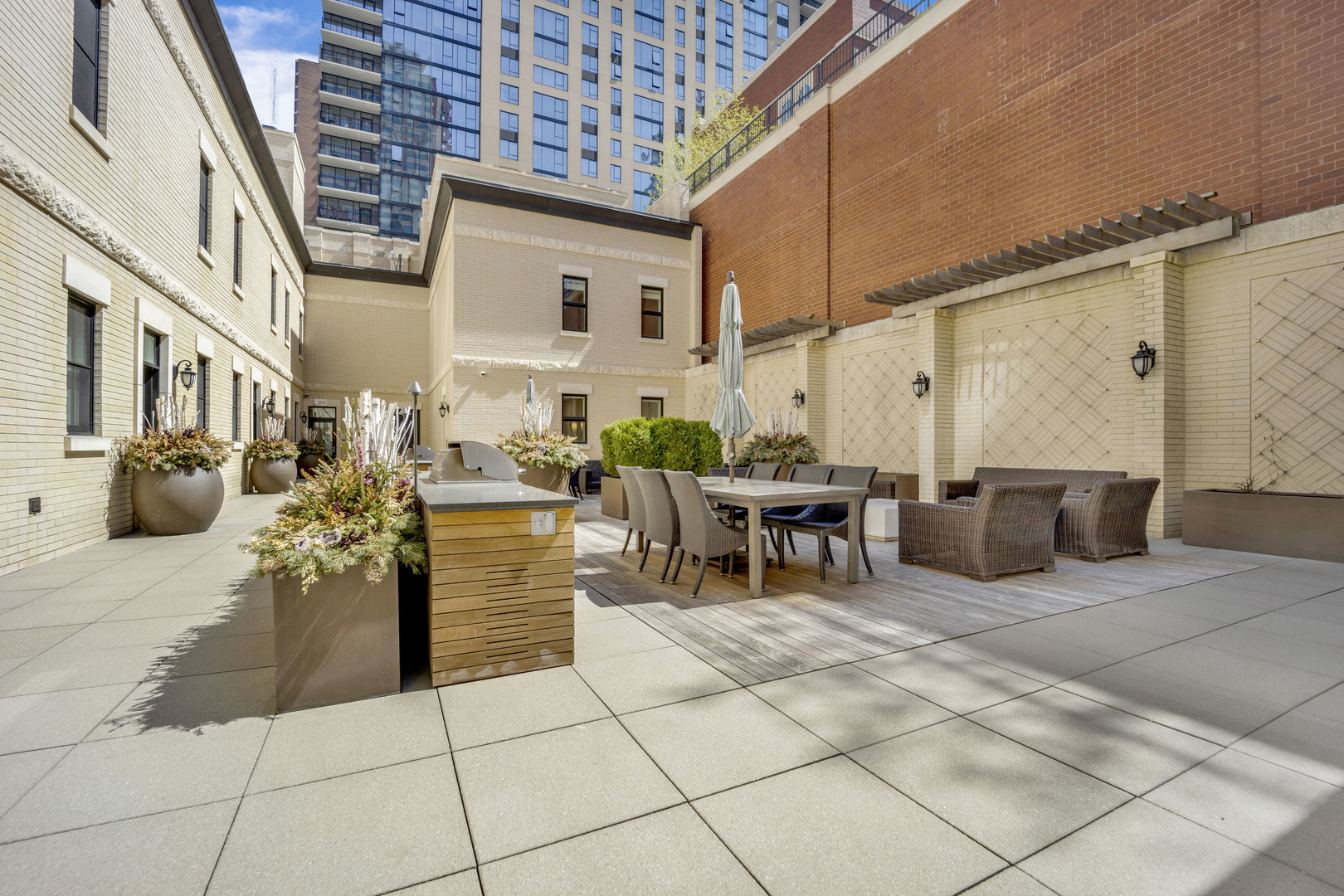 105 West Chestnut Street Chicago, IL 60610 - Photo 15 of 33