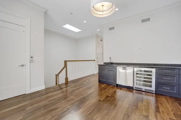 $16,500 | 105 West Chestnut Street, Chicago, IL 60610