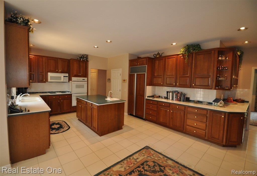 1864 Archers Pointe Rochester, MI 48306 - Photo 14 of 52 Corian Counters & Dble Ovens