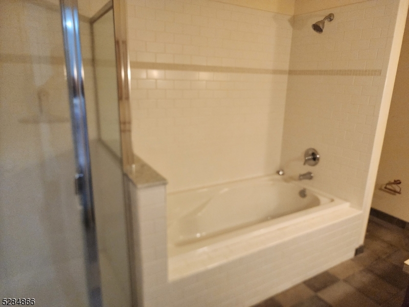 1 Pine Crescent, Unit 23 Vernon, NJ 07462 - Photo 20 of 28 a bathroom with a bathtub