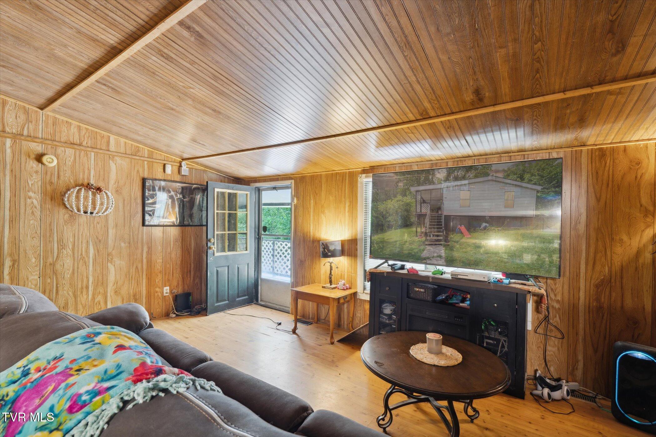 102 Tolley Lane Erwin, TN 37650 - Photo 11 of 40 11-102-Tolley-Ln-Erwin-TN-37650-WindowSt