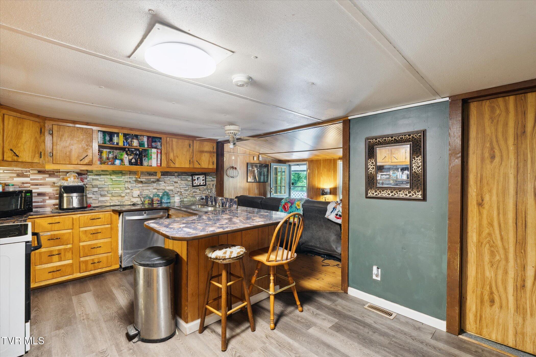 102 Tolley Lane Erwin, TN 37650 - Photo 17 of 40 17-102-Tolley-Ln-Erwin-TN-37650-WindowSt