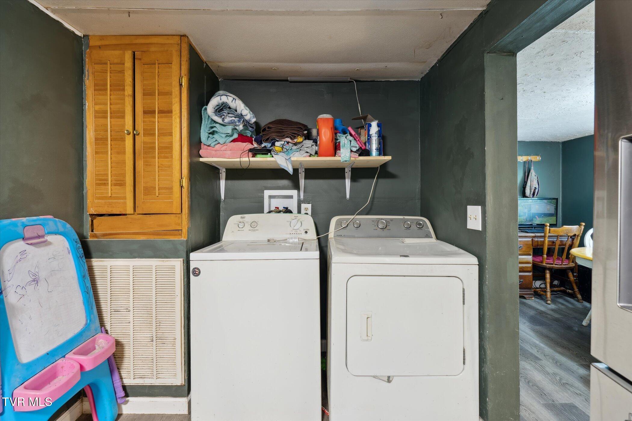 102 Tolley Lane Erwin, TN 37650 - Photo 23 of 40 23-102-Tolley-Ln-Erwin-TN-37650-WindowSt