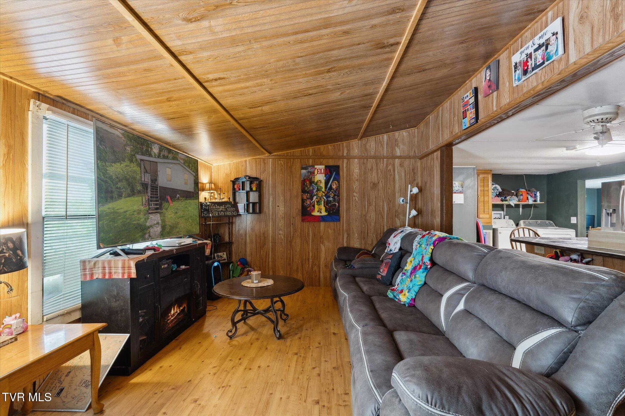 102 Tolley Lane Erwin, TN 37650 - Photo 8 of 40 08-102-Tolley-Ln-Erwin-TN-37650-WindowSt