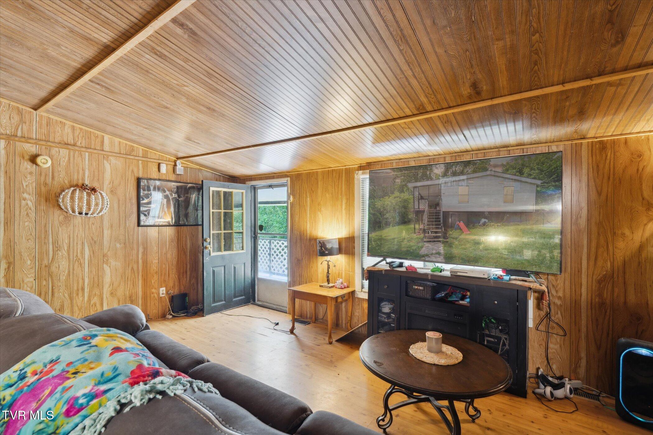 102 Tolley Lane Erwin, TN 37650 - Photo 9 of 40 09-102-Tolley-Ln-Erwin-TN-37650-WindowSt