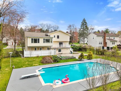 $1,888,000 | 10 Cherry Lane, Scarsdale, NY 10583