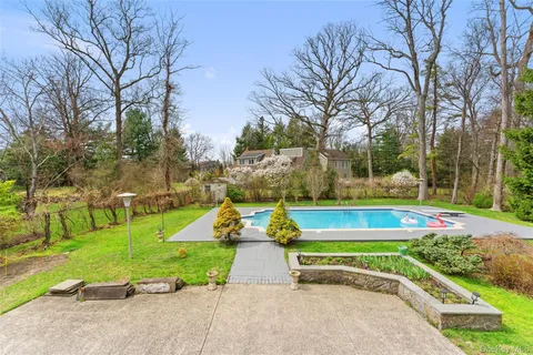 $1,888,000 | 10 Cherry Lane, Scarsdale, NY 10583