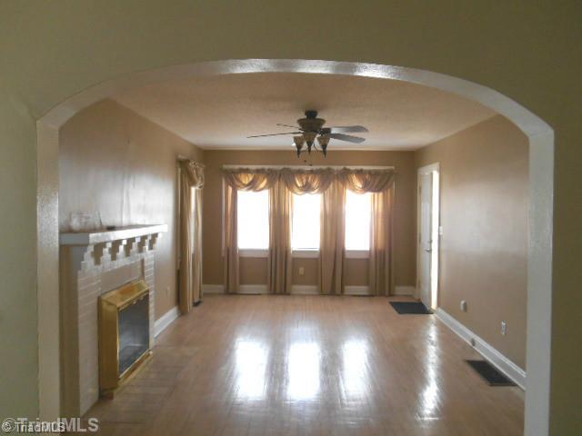 819 Old Winston Road High Point, NC 27265 - Photo 4 of 11 Living Room.