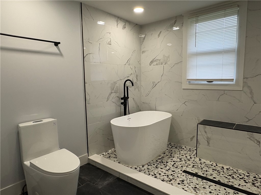 4073 Warner Road Marion, NY 14505 - Photo 20 of 46 Soaking tub