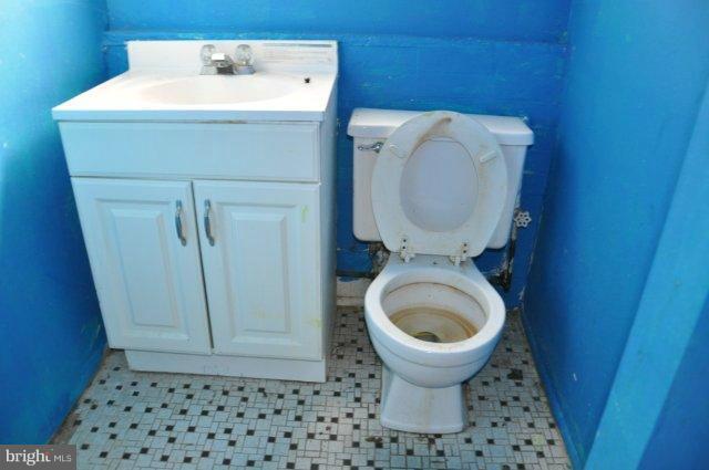 6005 Johnnycake Road Catonsville, MD 21228 - Photo 5 of 10 a bathroom with a toilet and a sink