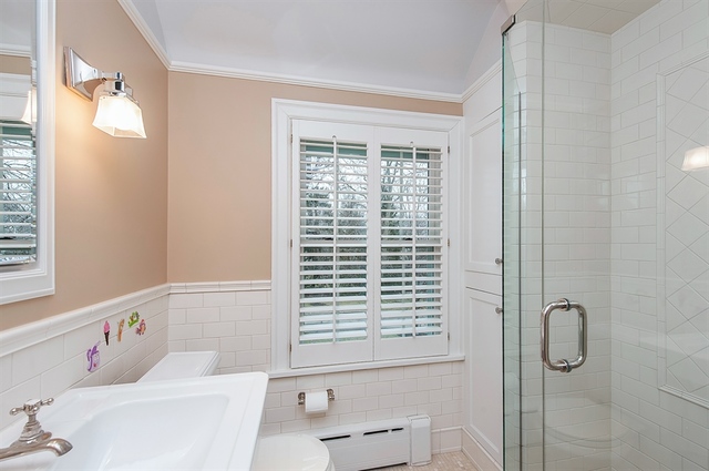 210 Franklin Road Glencoe, IL 60022 - Photo 13 of 20 a bathroom with a bathtub and a sink