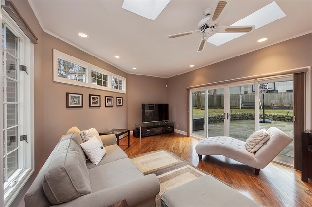 210 Franklin Road Glencoe, IL 60022 - Photo 9 of 20 a living room with furniture and a flat screen tv