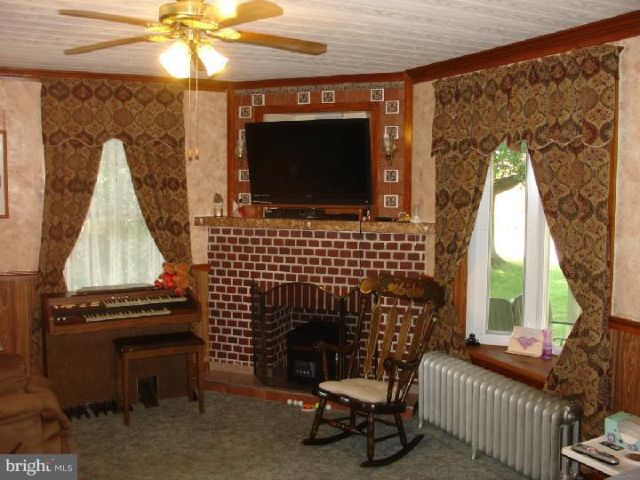 20 Exeter Road Reading, PA 19606 - Photo 11 of 24 Living Room