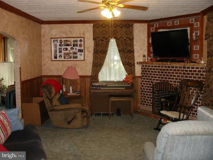 20 Exeter Road Reading, PA 19606 - Photo 10 of 24 Living Room