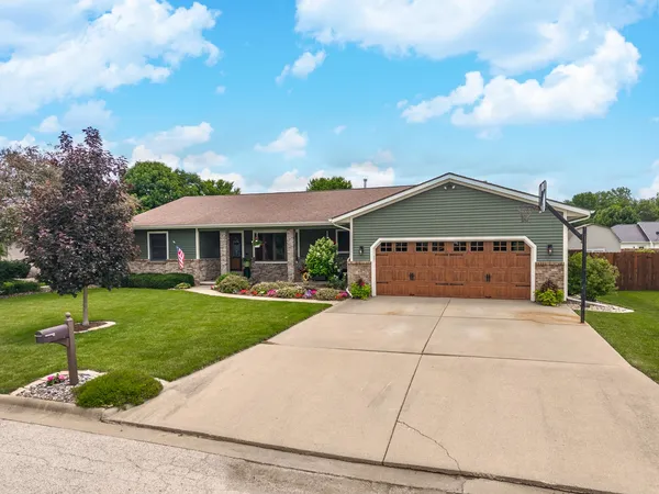 $330,000 | 708 Cherokee Lane, Pontiac, IL 61764