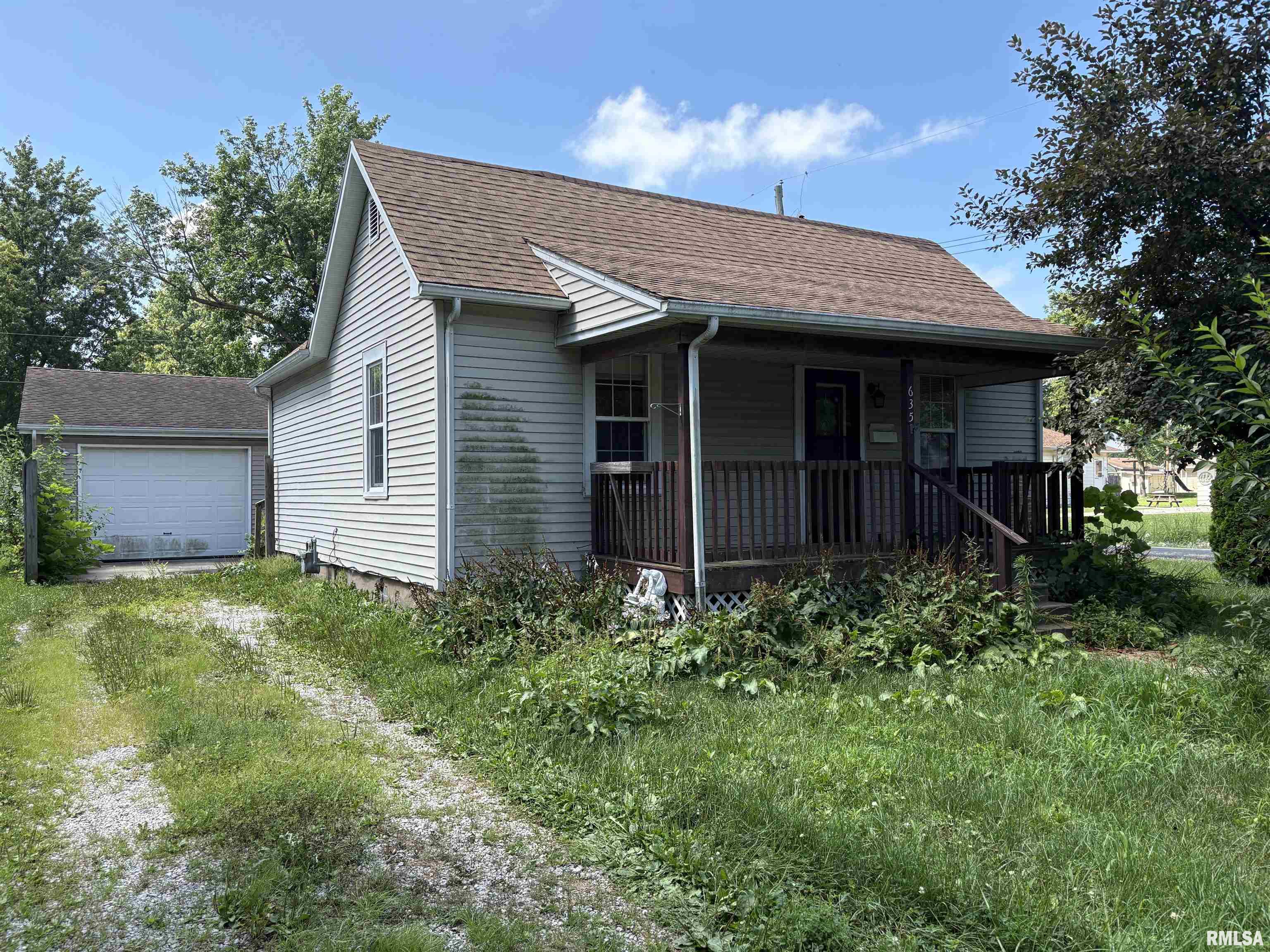 635 Starr Street Nokomis, IL 62075 - Photo 2 of 14