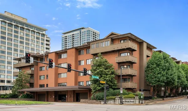 $325,000 | 250 South Brentwood Boulevard, Unit 1F, Clayton, MO 63105