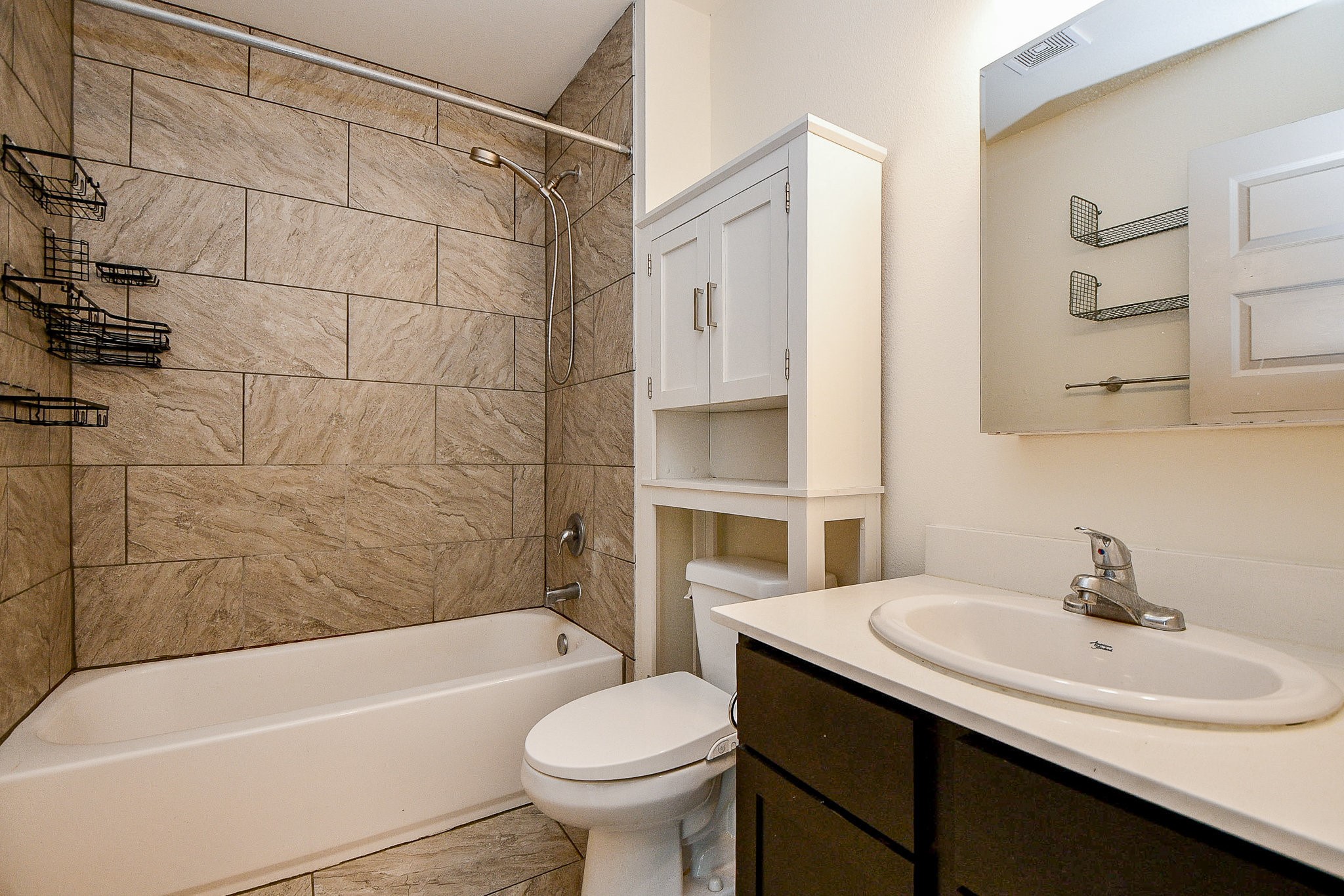 1011 Enid Street, Unit 2 Houston, TX 77009 - Photo 10 of 14 Shower/tub combo