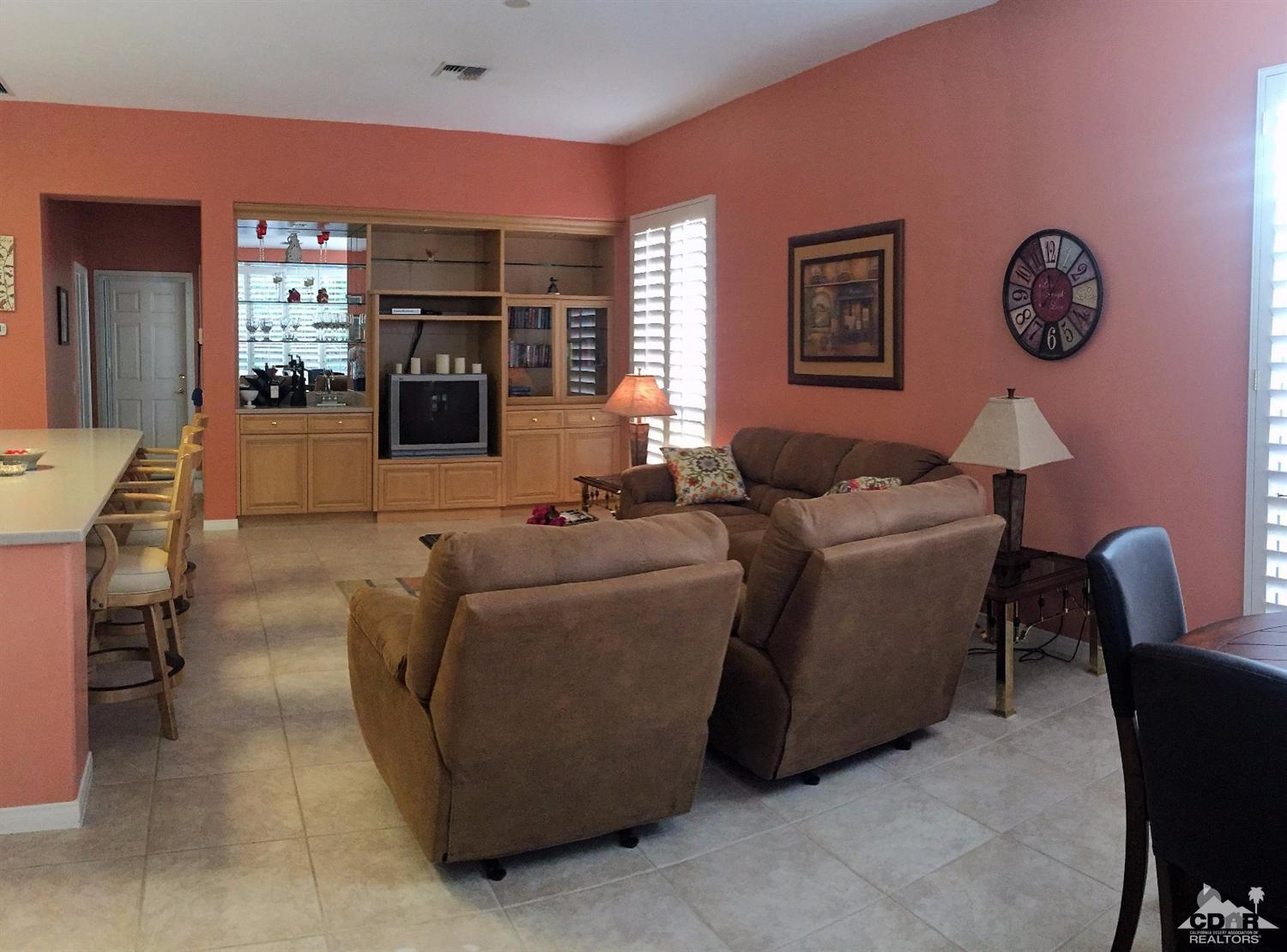 37235 Skycrest Road Palm Desert, CA 92211 - Photo 12 of 34 a living room with furniture and a mirror