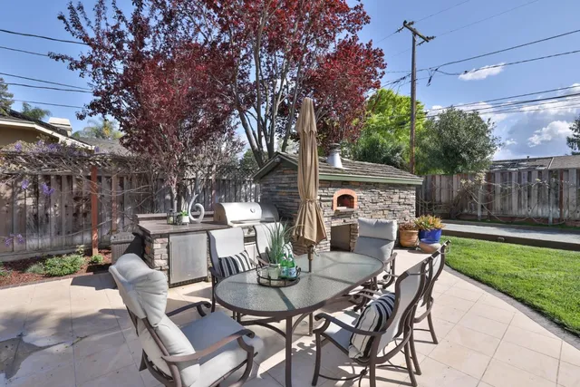 a view of entryway with outdoor kitchen