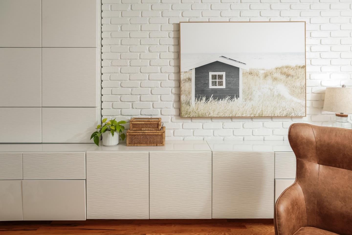 147 Lakeshore Drive San Mateo, CA 94402 - Photo 16 of 36 a hallway with table and couch