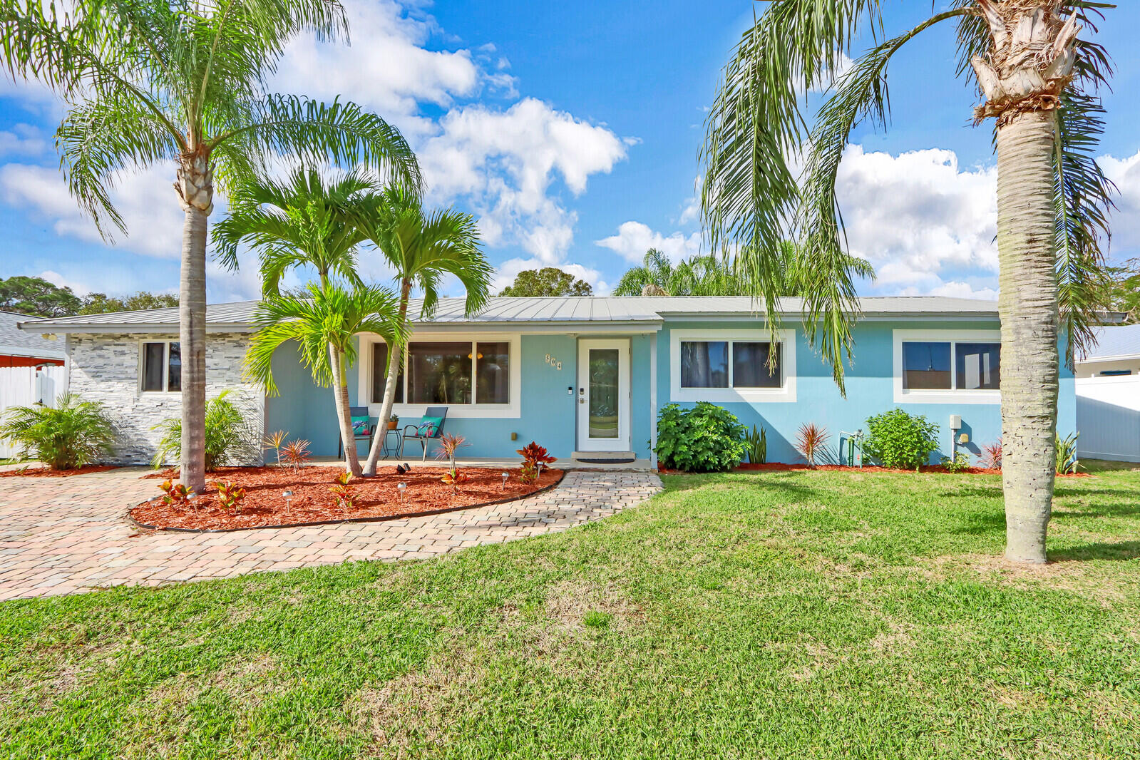 504 Circle West Jupiter, FL 33458 - Photo 1 of 22 Front