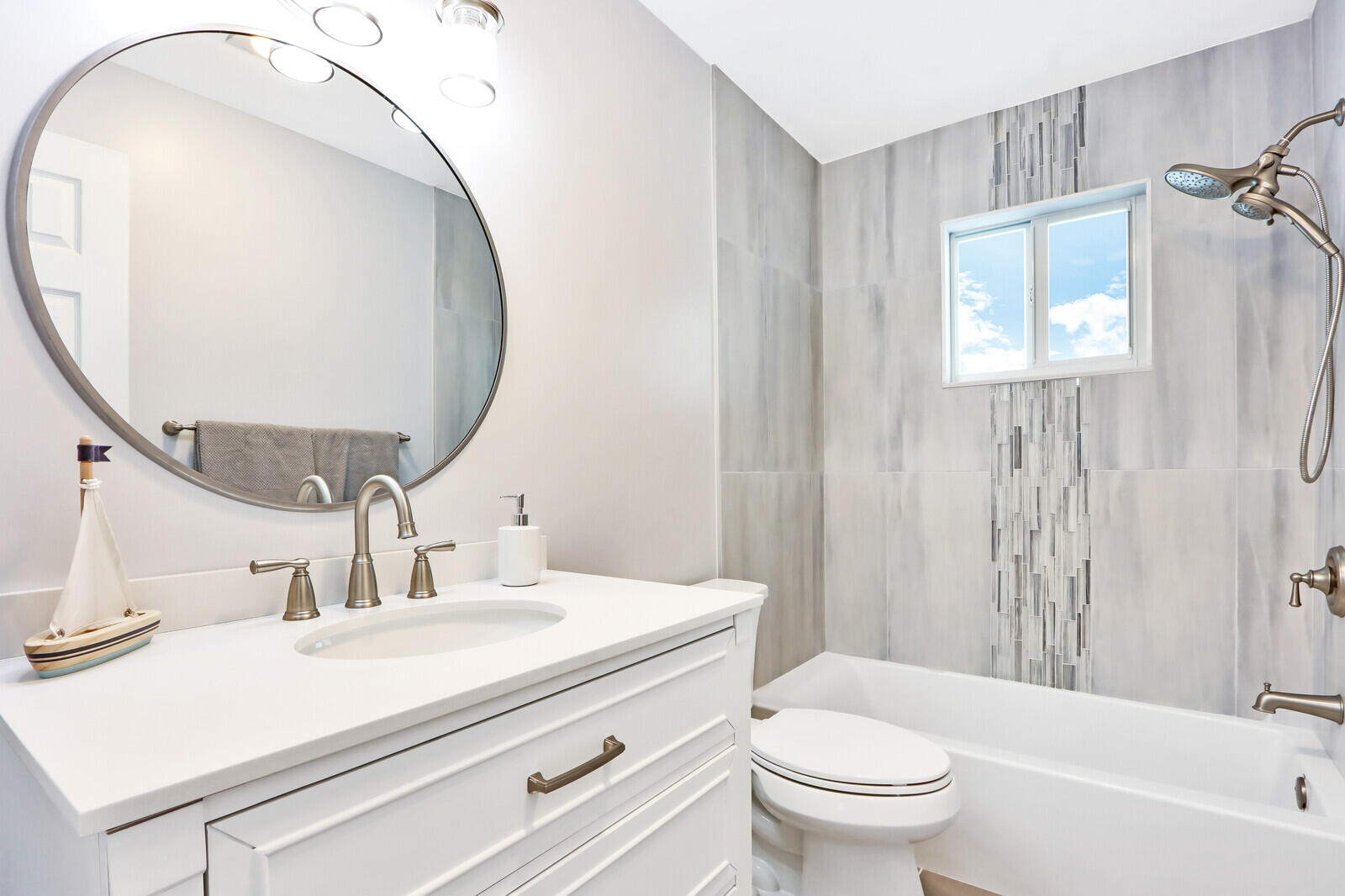 504 Circle West Jupiter, FL 33458 - Photo 17 of 22 Guest Bathroom