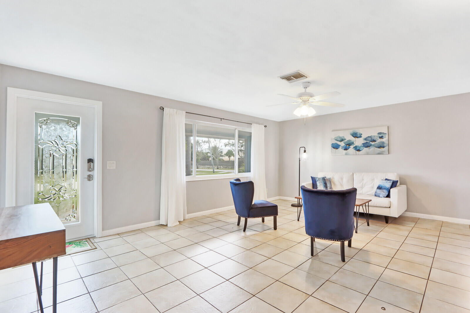 504 Circle West Jupiter, FL 33458 - Photo 2 of 22 Living Room