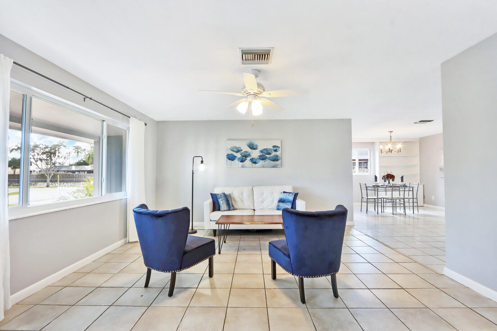 504 Circle West Jupiter, FL 33458 - Photo 5 of 22 Living Room