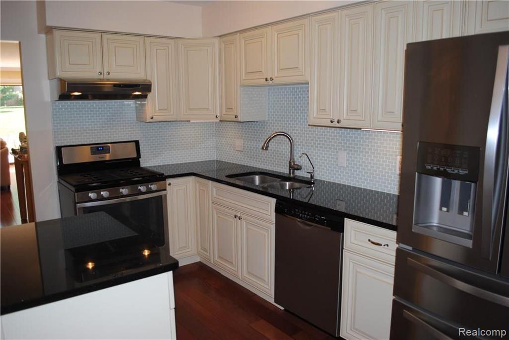 572 Tennyson Rochester Hills, MI 48307 - Photo 9 of 23