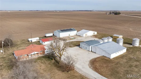 $349,900 | 7067 Oak Avenue, Raymond, IL 62560