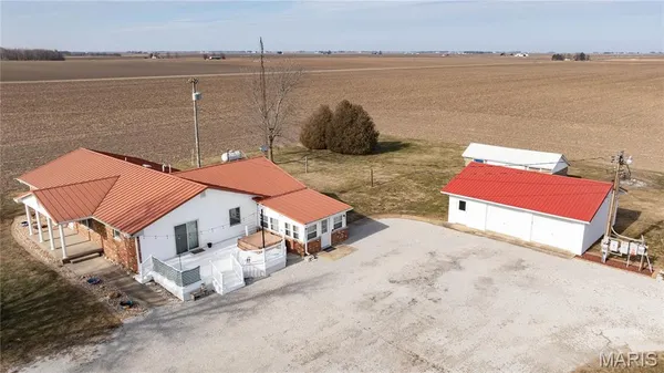 $349,900 | 7067 Oak Avenue, Raymond, IL 62560