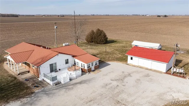 $349,900 | 7067 Oak Avenue, Raymond, IL 62560