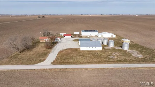 $349,900 | 7067 Oak Avenue, Raymond, IL 62560